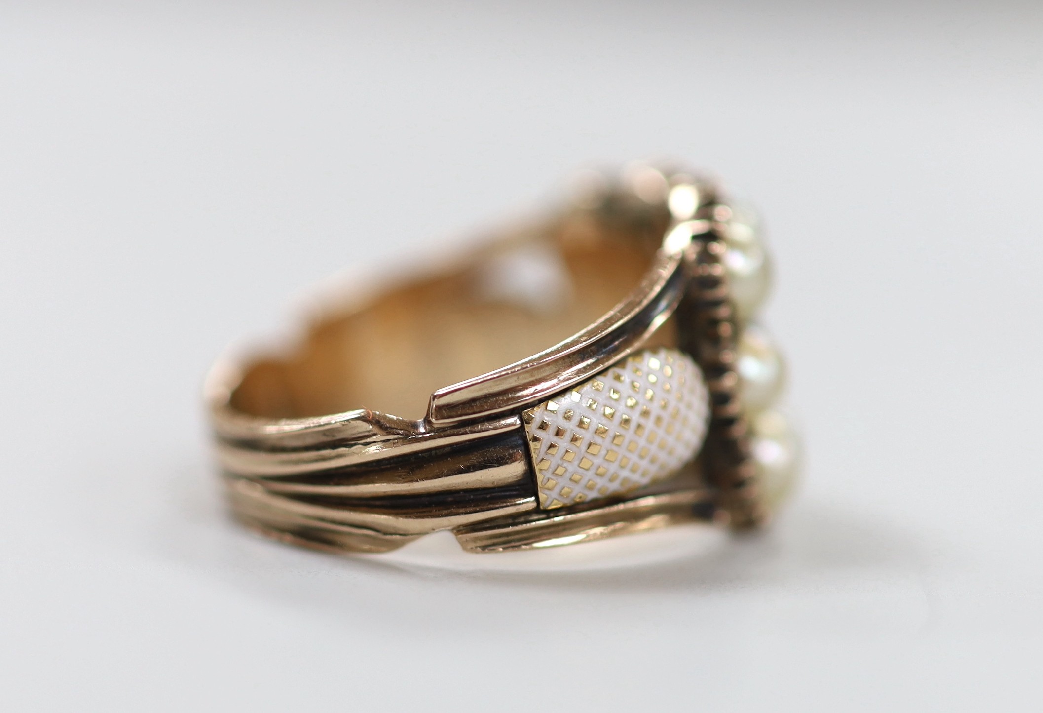 A 19th century yellow metal, plaited hair, enamel and split pearl set mourning ring, size P, gross weight 5.3 grams